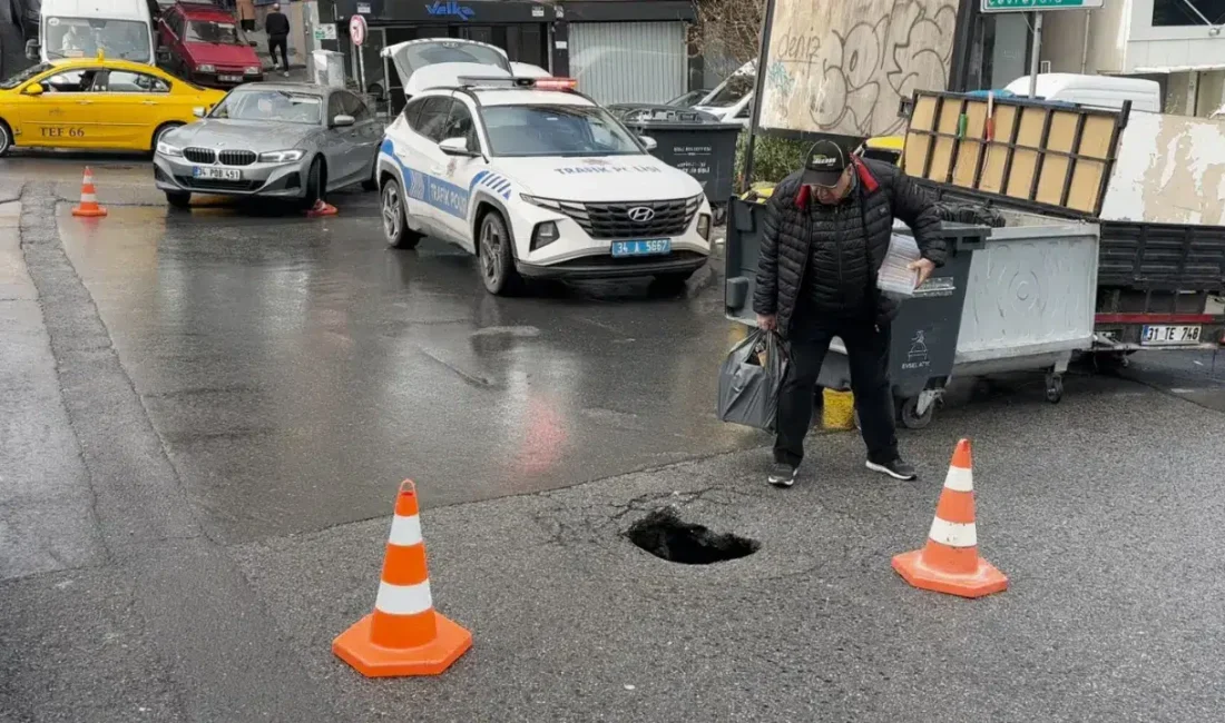 İstanbul Şişli’de etkili olan sağanak yağışın ardından bir sokakta meydana