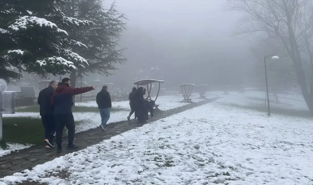 Bolu’nun yüksek kesimlerinde aniden bastıran kar yağışı kenti beyaza bürürken