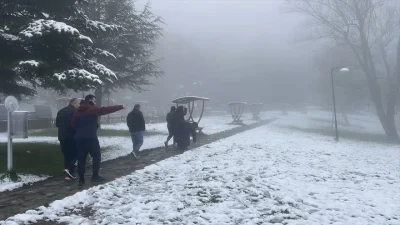 Bolu’nun yüksek kesimlerinde aniden bastıran kar yağışı kenti beyaza bürürken