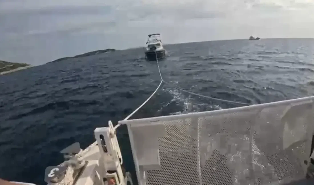 Aydın’ın Kuşadası ilçesi açıklarında motor arızası nedeniyle denizin ortasında çaresizce