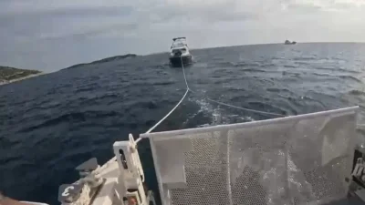 Aydın’ın Kuşadası ilçesi açıklarında motor arızası nedeniyle denizin ortasında çaresizce