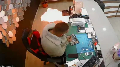 Bayburt’ta bir telefon tamircisinde tamir edilmek üzere bırakılan cihazın şişmiş