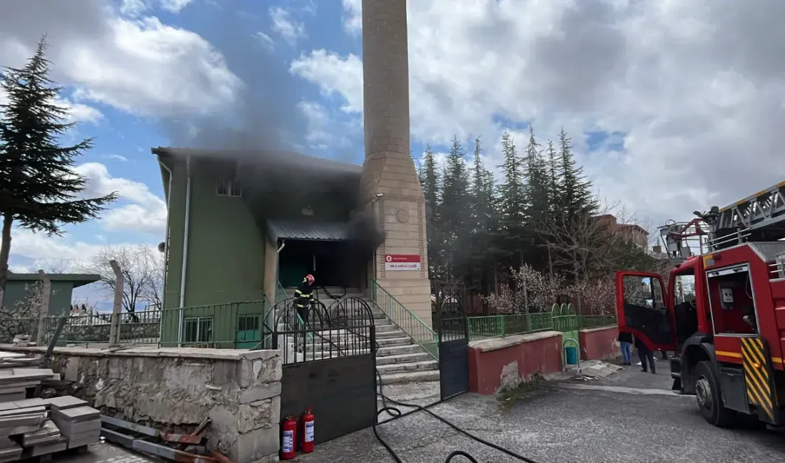 Niğde merkezde bulunan Muradiye Camii’nden yükselen alevler tüm şehri alarma