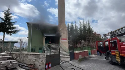 Niğde merkezde bulunan Muradiye Camii’nden yükselen alevler tüm şehri alarma