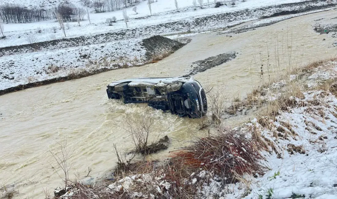 Muş’un Korkut ilçesinde kar yağışının etkisiyle kayganlaşan yolda kontrolden çıkan
