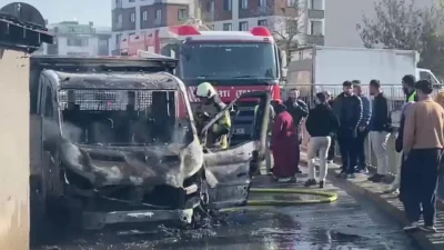 İstanbul Sancaktepe’de hareket halindeki bir kamyonetin aniden alev alması çevredeki