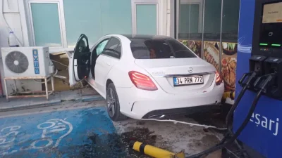 Bilecik’in Bozüyük ilçesinde kontrolden çıkan bir otomobilin akaryakıt istasyonuna dalarak