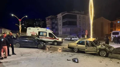 Kütahya’nın Emet ilçesinde meydana gelen ve iki aracın karıştığı trafik