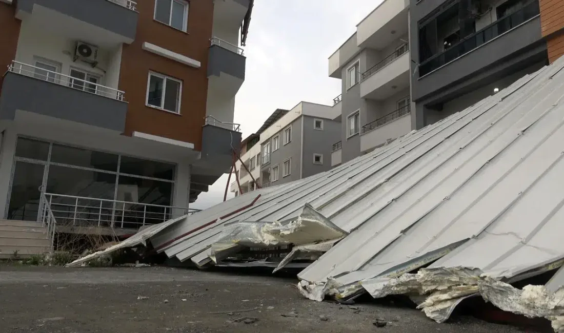 Hatay’da etkili olan şiddetli fırtına ve yağış hayatı felç ederken