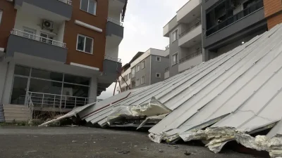 Hatay’da etkili olan şiddetli fırtına ve yağış hayatı felç ederken