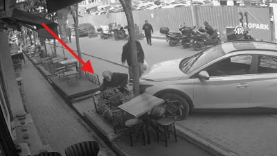 İstanbul Şişli’de kontrolden çıkan bir otomobilin kaldırımda kendi yolunda ilerleyen