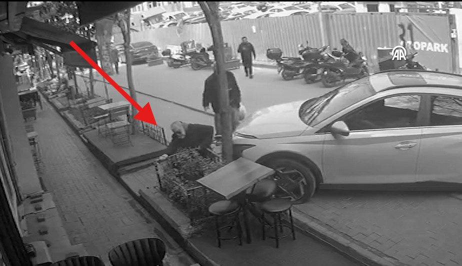 Mecidiyeköy’de kaldırımda güvenle ilerlediğini sanan yayanın üzerine hızla gelen otomobil