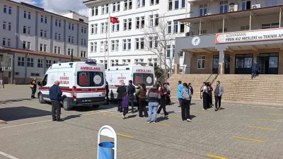 Adıyaman’da eğitim gören 3 ortaöğretim öğrencisi, evlerinden getirdikleri yiyecekleri yedikten