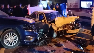 Sakarya’nın Sapanca ilçesinde iki otomobilin çarpışması sonucu meydana gelen feci
