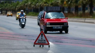 Ankara’da trafiğin en yoğun olduğu saatlerde makas atarak ilerleyen otomobil