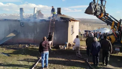 Van’da bir evde soba bacasından yükselen alevler mahalle sakinlerine büyük