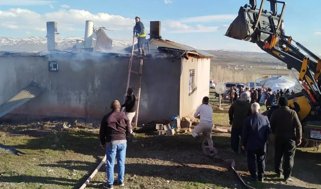 Van’da bir evin çatısından yükselen alevler çevredeki vatandaşlara panik dolu