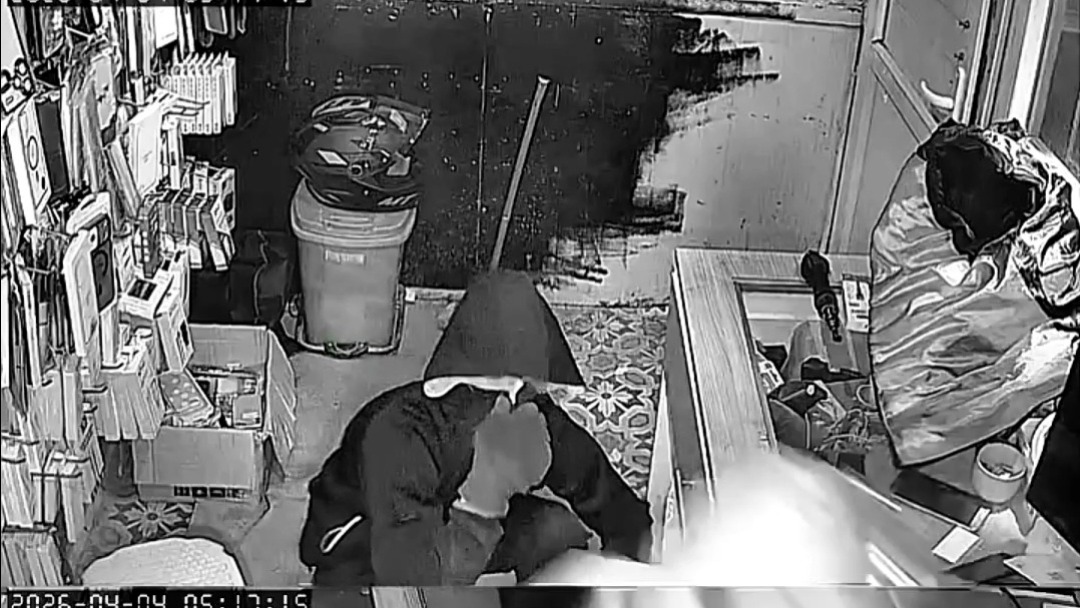 Antakya’da bir cep telefonu tamircisine giren kapüşonlu iki şahıs, piyasa