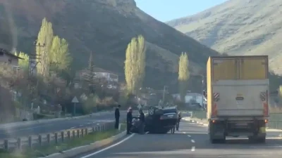 Malatya-Kayseri karayolunda kontrolden çıkarak takla atan ve ters dönen otomobilin