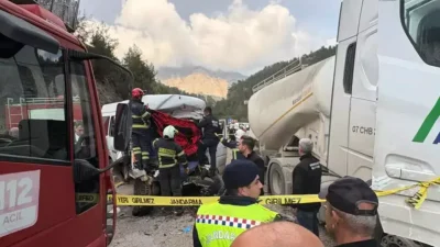 Burdur’un Bucak ilçesinde tarım işçilerini taşıyan minibüs ile beton mikserinin