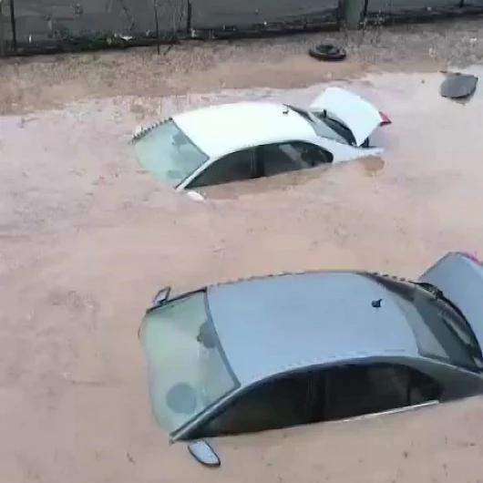Siirt’in Kurtalan ilçesinde dün akşam saatlerinden itibaren etkili olan şiddetli
