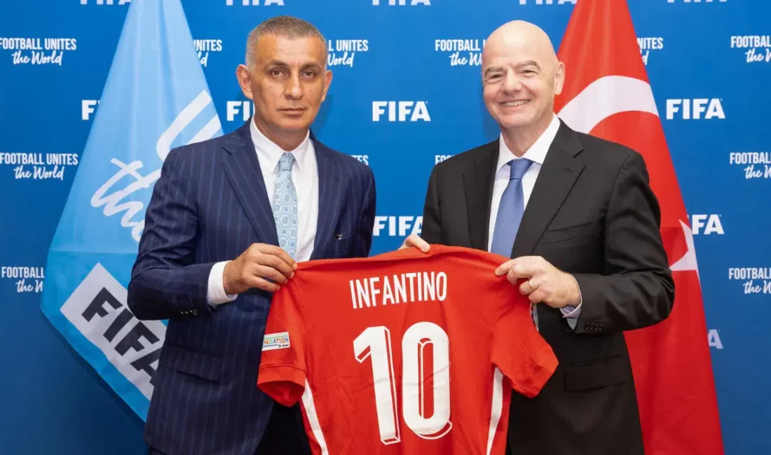 FIFA Başkanı Gianni Infantino, 2026 FIFA Dünya Kupası biletini cebine