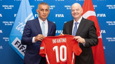FIFA Başkanı Gianni Infantino, 2026 FIFA Dünya Kupası biletini cebine