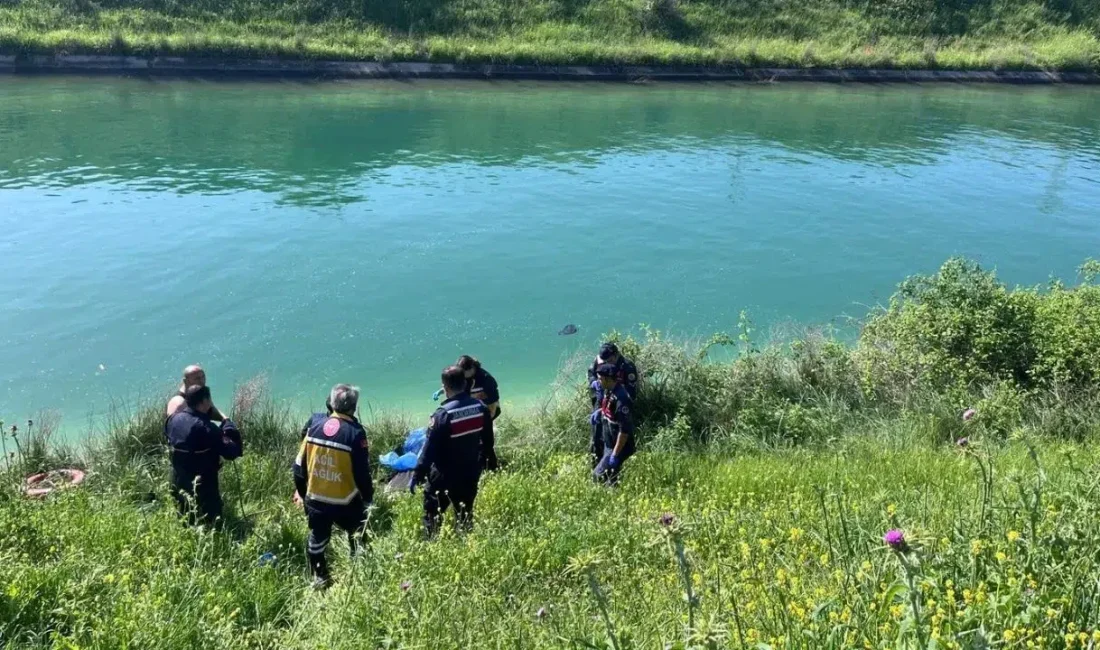 Adana’nın Yüreğir ilçesinde sulama kanalı kenarında yürüyen vatandaşlar suyun üzerinde