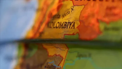 Kolombiya’nın Cauca bölgesinde sivil yerleşim alanlarını ve ana yolları hedef