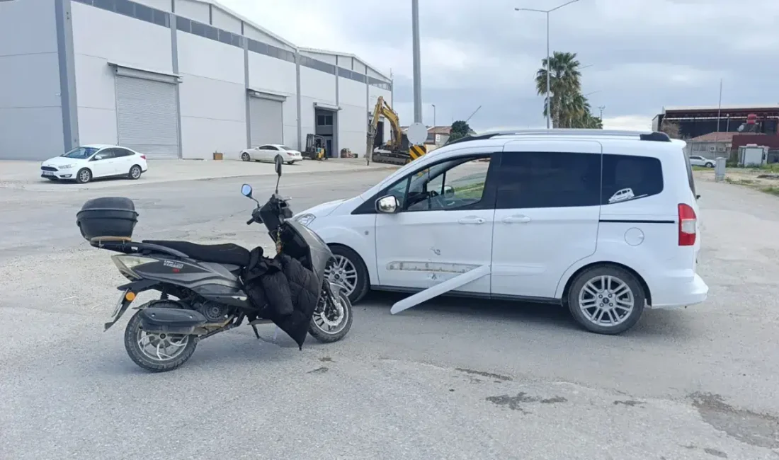 Antalya’nın Manavgat ilçesinde seyir halindeki bir motosiklet ile hafif ticari