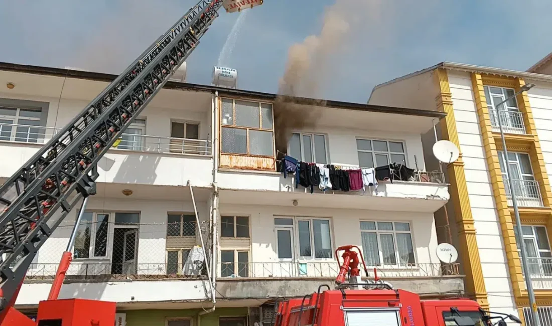 Adıyaman’ın Gölbaşı ilçesinde bir apartmanın en üst katında çıkan yangın