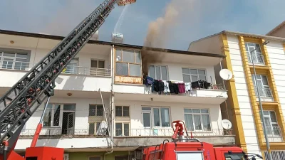 Adıyaman’ın Gölbaşı ilçesinde bir apartmanın en üst katında çıkan yangın