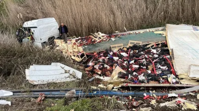 Isparta’nın Eğirdir ilçesinde elma taşıyan bir tırın kontrolden çıkarak Kovada