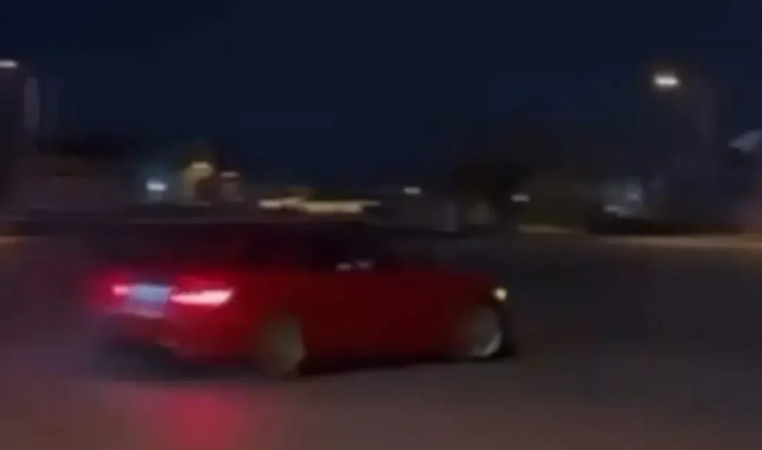 İzmir’in Bornova ilçesinde bir kavşakta drift yaparak trafiği tehlikeye atan