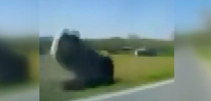 İstanbul Çatalca’da sollama yasağına uymayarak riskli bir manevra yapan otomobil