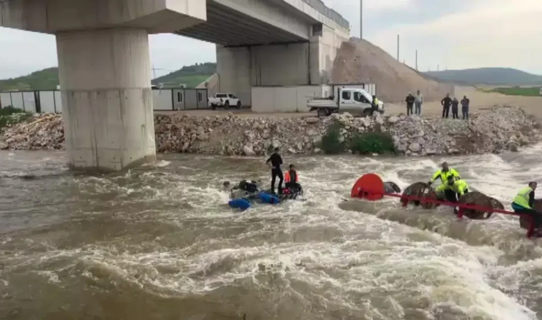 Bursa’nın Yenişehir ilçesinde Kocasu Deresi’ni geçmeye çalışan traktörün devrilmesiyle sulara