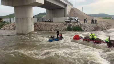 Bursa’nın Yenişehir ilçesinde Kocasu Deresi’ni geçmeye çalışan traktörün devrilmesiyle sulara