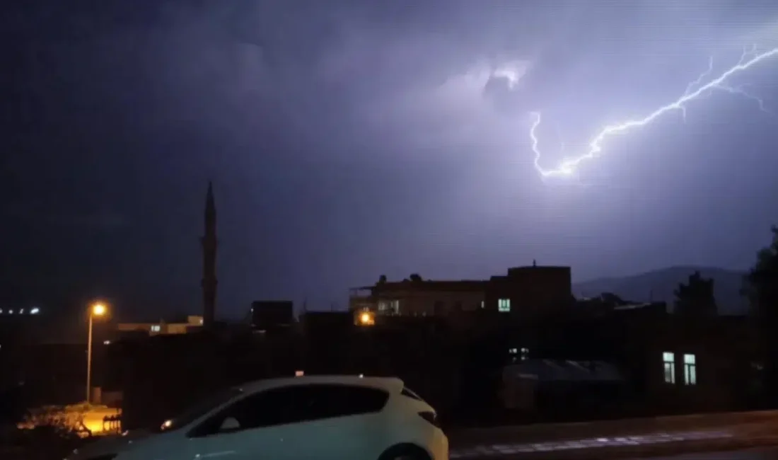 Batman’ın Gercüş ilçesinde akşam saatlerinde gökyüzünde beliren yoğun ışık patlamaları