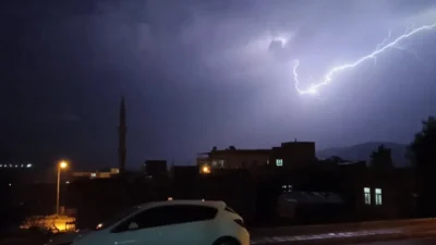 Batman’ın Gercüş ilçesinde akşam saatlerinde gökyüzünde beliren yoğun ışık patlamaları