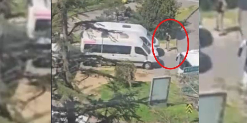 İstanbul’daki İsrail Konsolosluğu önünde tansiyonun yükseldiği o anlarda, bir polisin