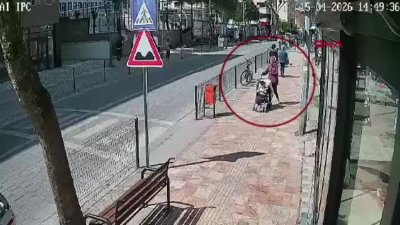 Zonguldak’ın Çaycuma ilçesinde yolun karşısına geçmeye çalışan anne ve bebek