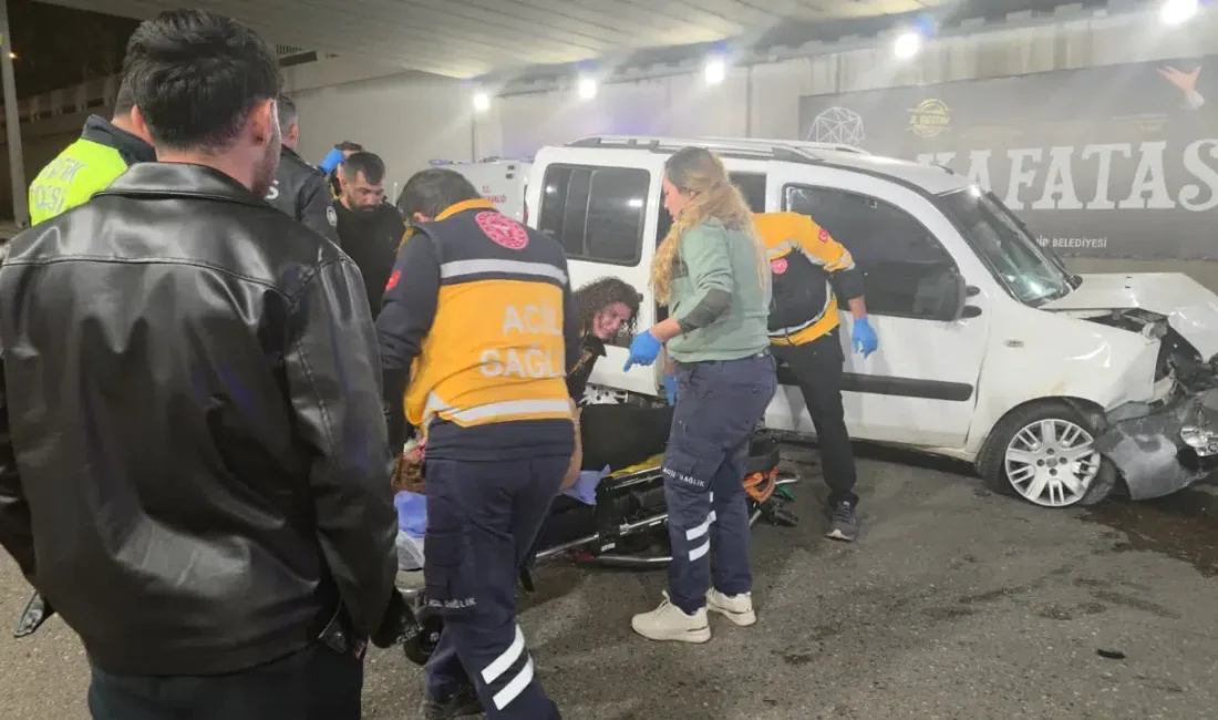 Antalya’nın Muratpaşa ilçesinde meydana gelen feci trafik kazasında bariyerlere çarpan