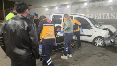 Antalya’nın Muratpaşa ilçesinde meydana gelen feci trafik kazasında bariyerlere çarpan