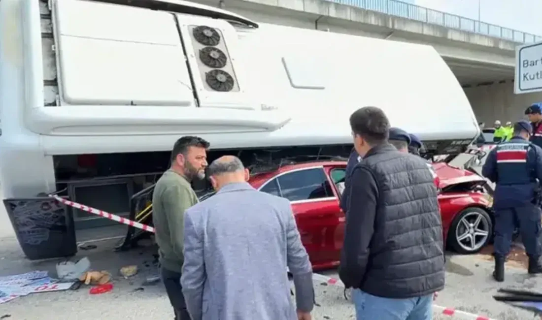 Bartın’da Yazıcılar Kampüsü mevkiinde meydana gelen feci kazada kontrolden çıkan