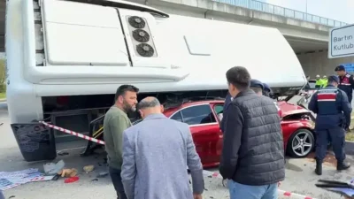 Bartın’da Yazıcılar Kampüsü mevkiinde meydana gelen feci kazada kontrolden çıkan
