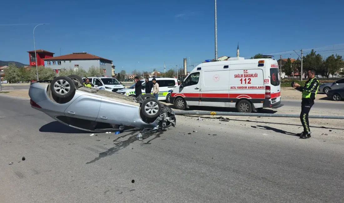 Kütahya’da sürücüsünün direksiyon hakimiyetini kaybettiği otomobilin yol kenarındaki aydınlatma direğine