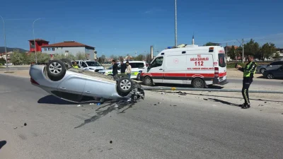 Kütahya’da sürücüsünün direksiyon hakimiyetini kaybettiği otomobilin yol kenarındaki aydınlatma direğine