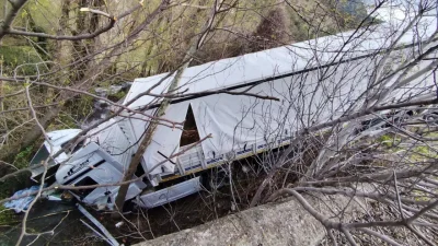 Tokat’ın Reşadiye ilçesinde sürücüsünün direksiyon hakimiyetini kaybetmesi sonucu dere yatağına