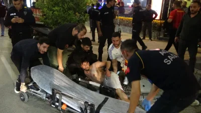 Antalya’da derbi galibiyetinin coşkusunu yaşayan Galatasaraylı bir taraftar, kutlamalar sırasında