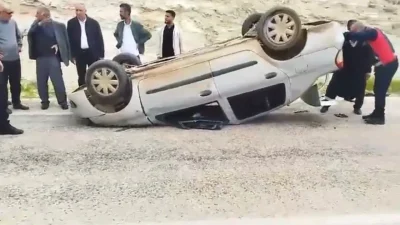 Adıyaman’ın Besni ilçesinde sürücüsünün direksiyon hakimiyetini kaybettiği otomobilin takla atması